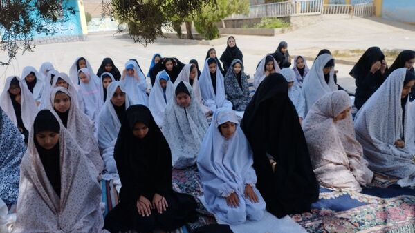 آیین نواختن زنگ نماز در مدرسه فرهنگ شهرستان خلیل آباد 