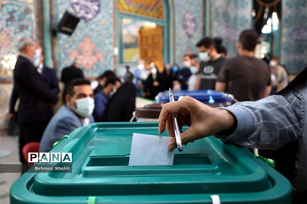 در انتخابات مجلس دوازدهم رقابت بین عناصر حزب‌اللهی‌ و اصولگرا بود
