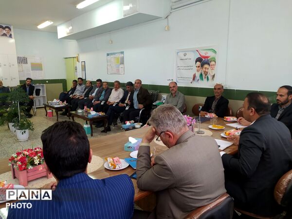 جلسه شورای دبیران دبیرستان نمونه آیت‌الله خامنه‌ای