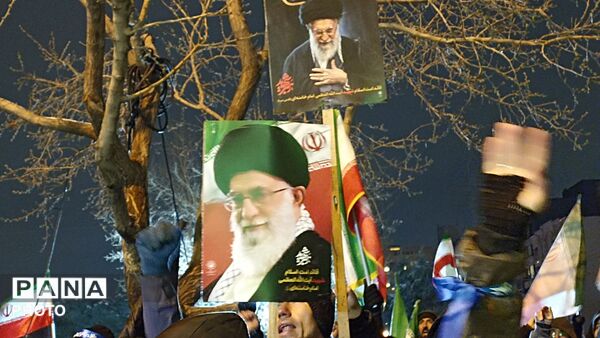 حتی برف وسرما هم مانع حضور پرشور مردم برای بیعت با رهبر نمی شود