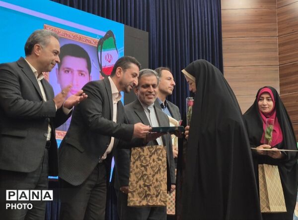 برگزاری آیین تجلیل از مقام شامخ معلم در منطقه ۱۵
