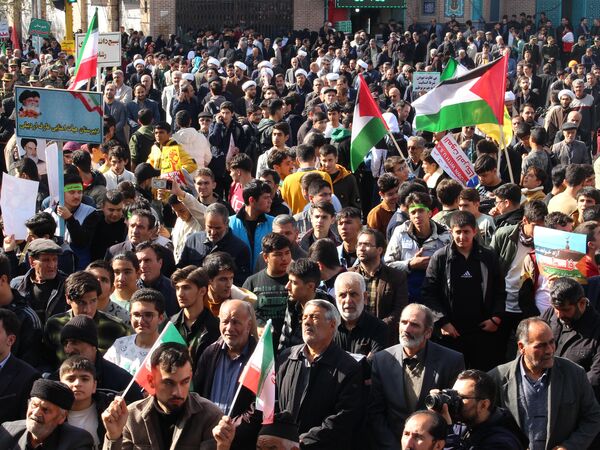 حضور پرشور دانش‌آموزان دبیرستان هیئت امنایی معراج اردبیل در راهپیمایی روز ۱۳ آبان ماه