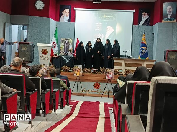 مراسم بزرگداشت رهبر شهید در دبیرستان فرزانگان ۴ در ناحیه یک مشهد  