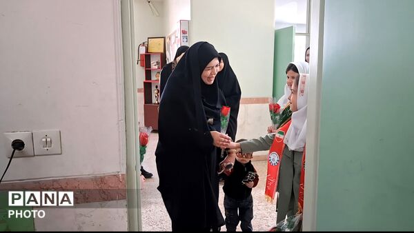 آیین سپاس معلم در مدرسه تمام تشکیلاتی سمیه منطقه مهربان 