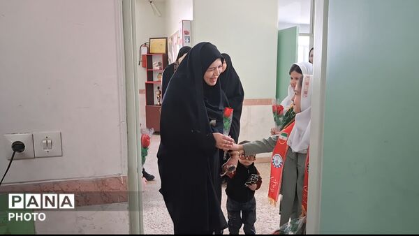 آیین سپاس معلم در مدرسه تمام تشکیلاتی سمیه منطقه مهربان 