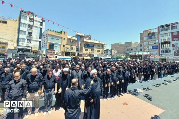 نماز ظهر عاشورا در میدان امام خامنه‌ای