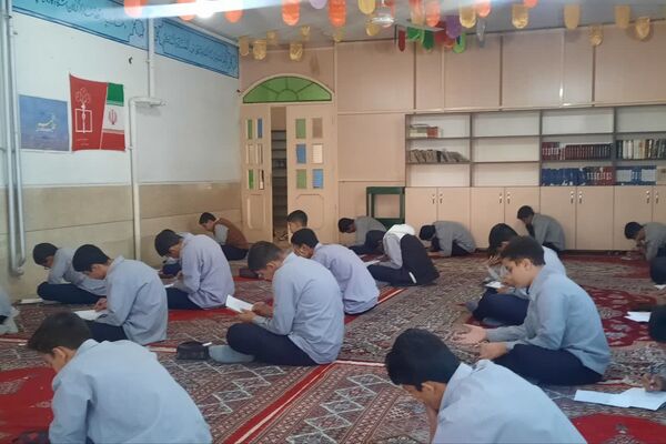   برگزاری امتحانات در دبیرستان هیات امنایی رازی 