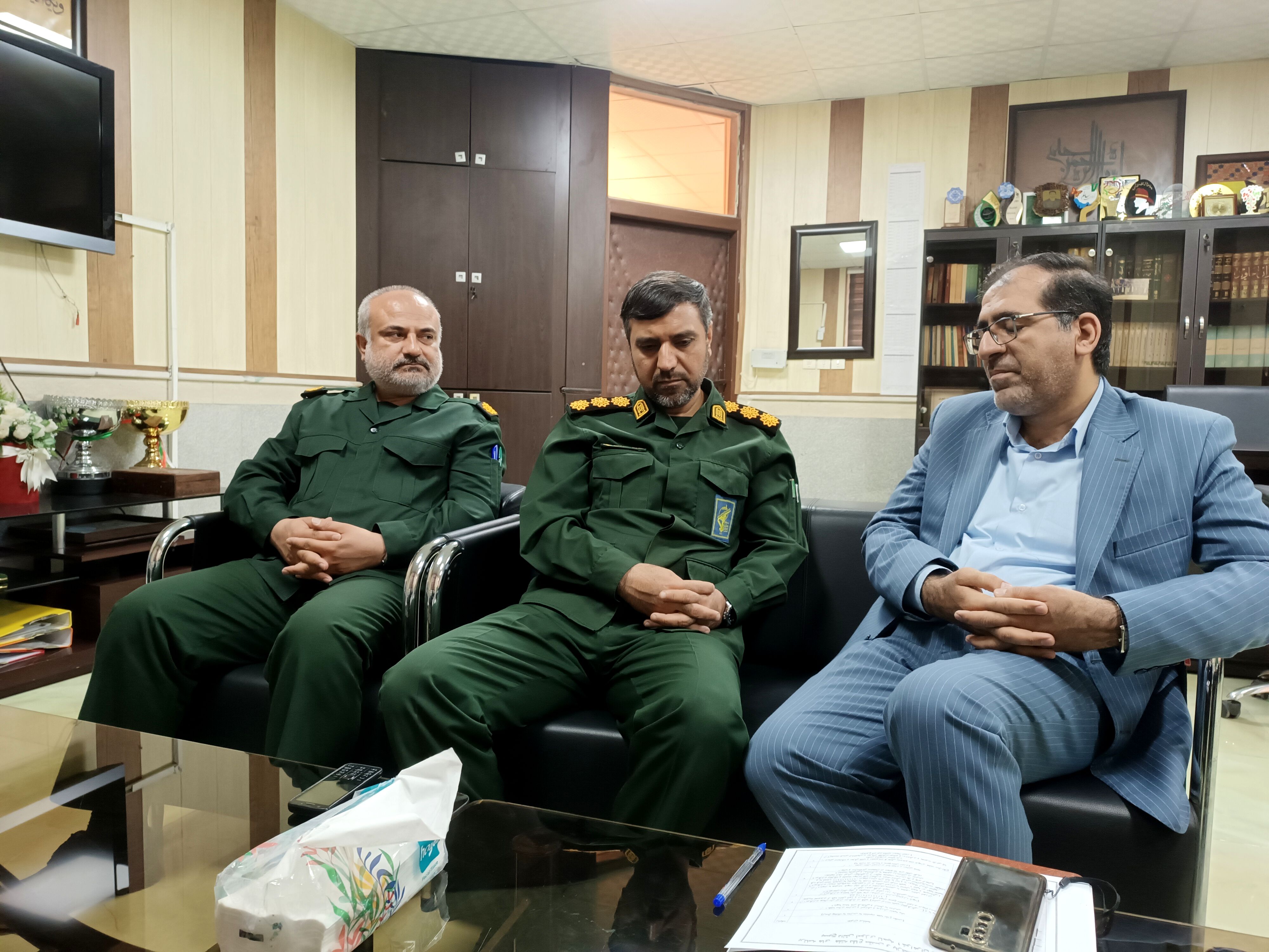  فرمانده سپاه بندرعباس با مدیر آموزش و پرورش ناحیه یک دیدار کرد 