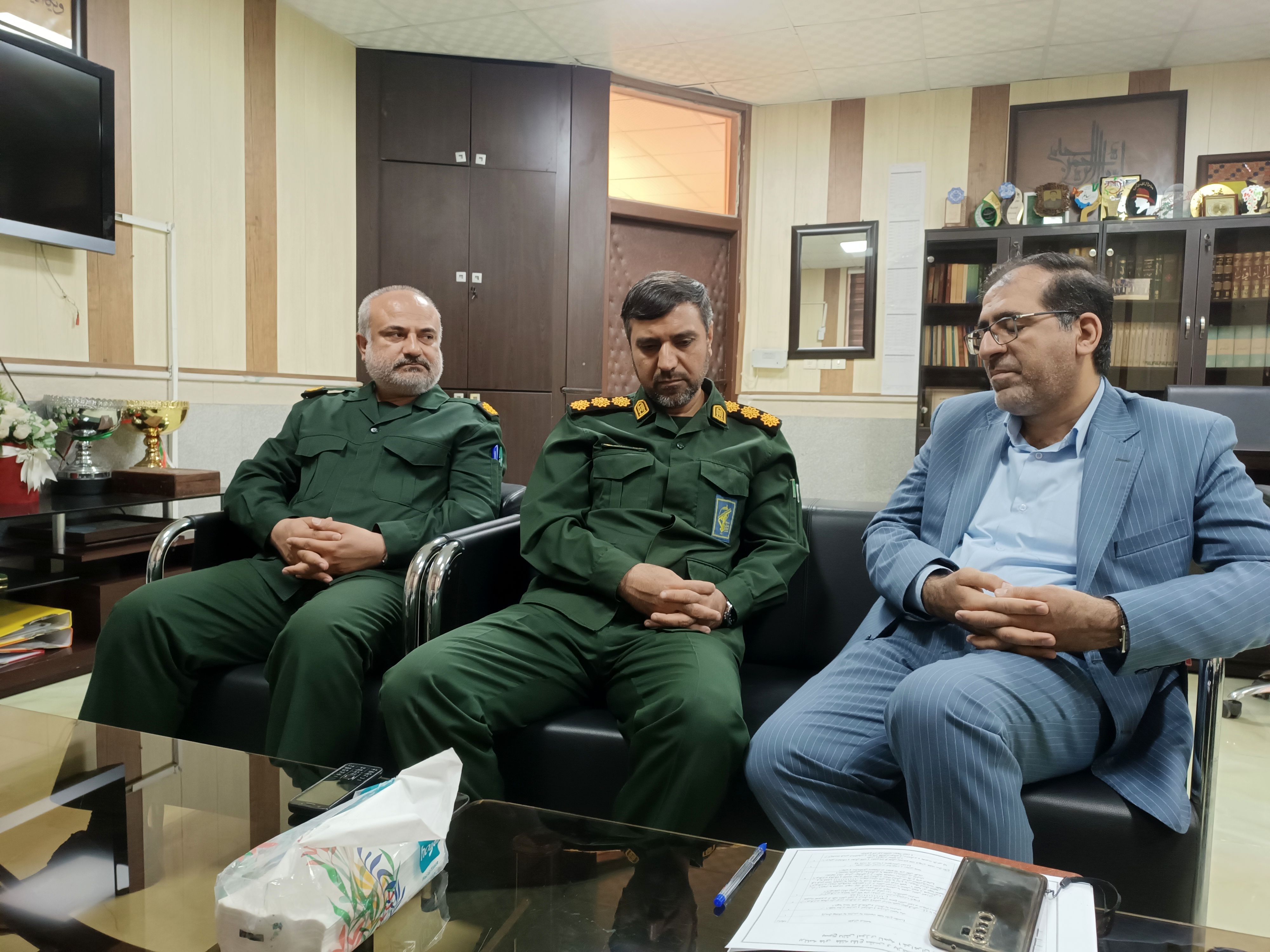  فرمانده سپاه بندرعباس با مدیر آموزش و پرورش ناحیه یک دیدار کرد 