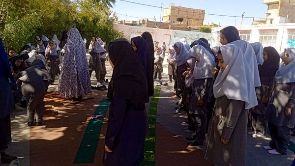 برپایی نماز جماعت  در دبستان شهید نجفی فدافن 
