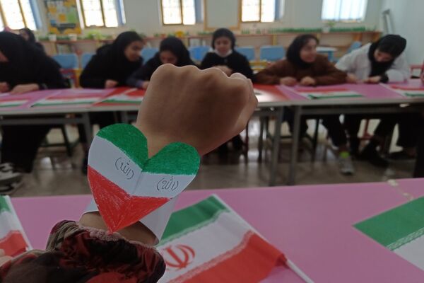 بازدید دانش‌آموزان دبیرستان عفت از کانون پرورش فکر کودکان و نوجوانان پارس‌آباد