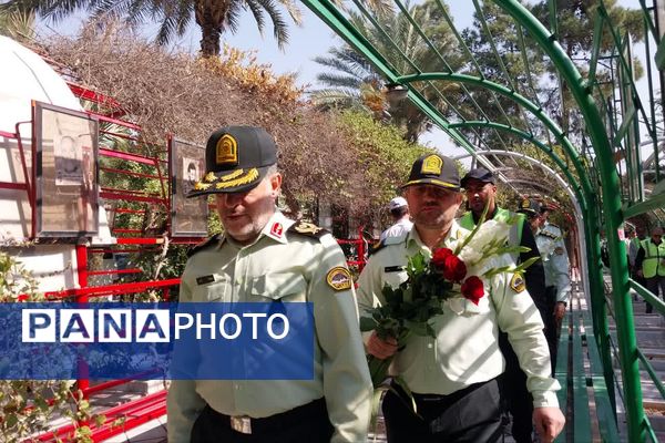 آیین گلباران قبور شهدا در آخرین روز هفته انتظامی