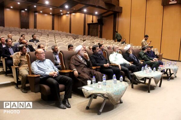 رونمایی از نخستین جلد دانشنامه دفاع مقدس استان قم