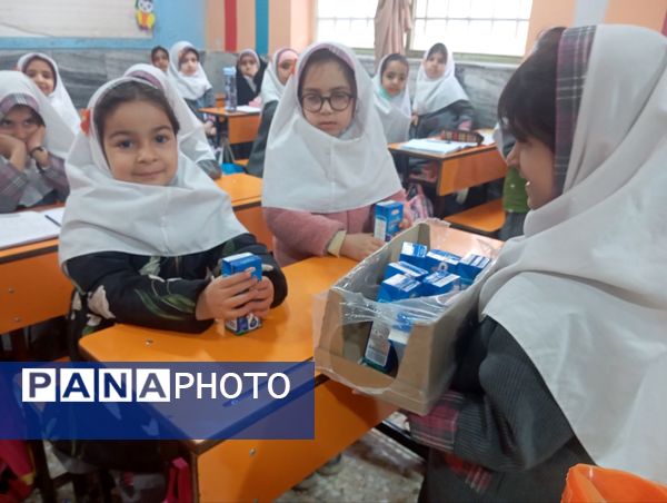 توزیع شیر در دبستان نرجس