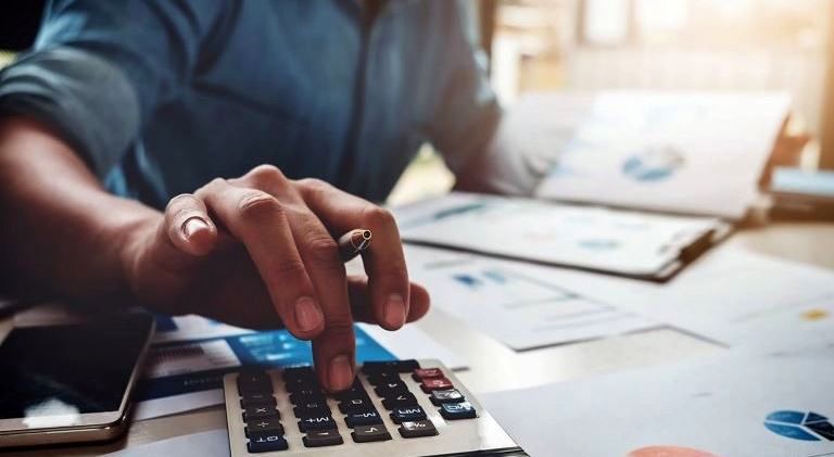 مالیات فرآورده‌های نفتی از مصرف‌کننده نهایی دریافت می‌شود