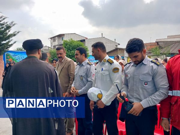 حضور نیروهای انتظامی در دبیرستان نجم قائمشهر