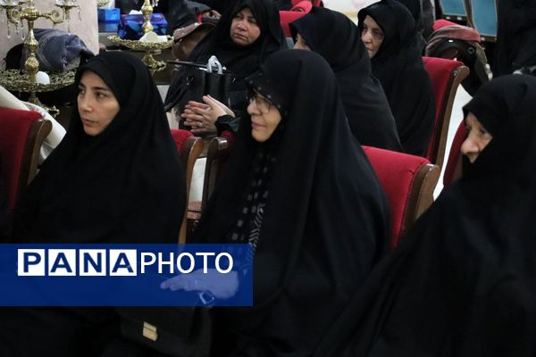مراسم تجلیل از مادران، همسران شهدا و بانوان جانباز فرهنگی آذربایجان شرقی