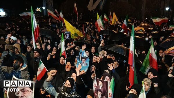 حضور حماسی مردم شهرستان نورآباد در شانزدهمین شب اجتماعات مردمی در زیر باران