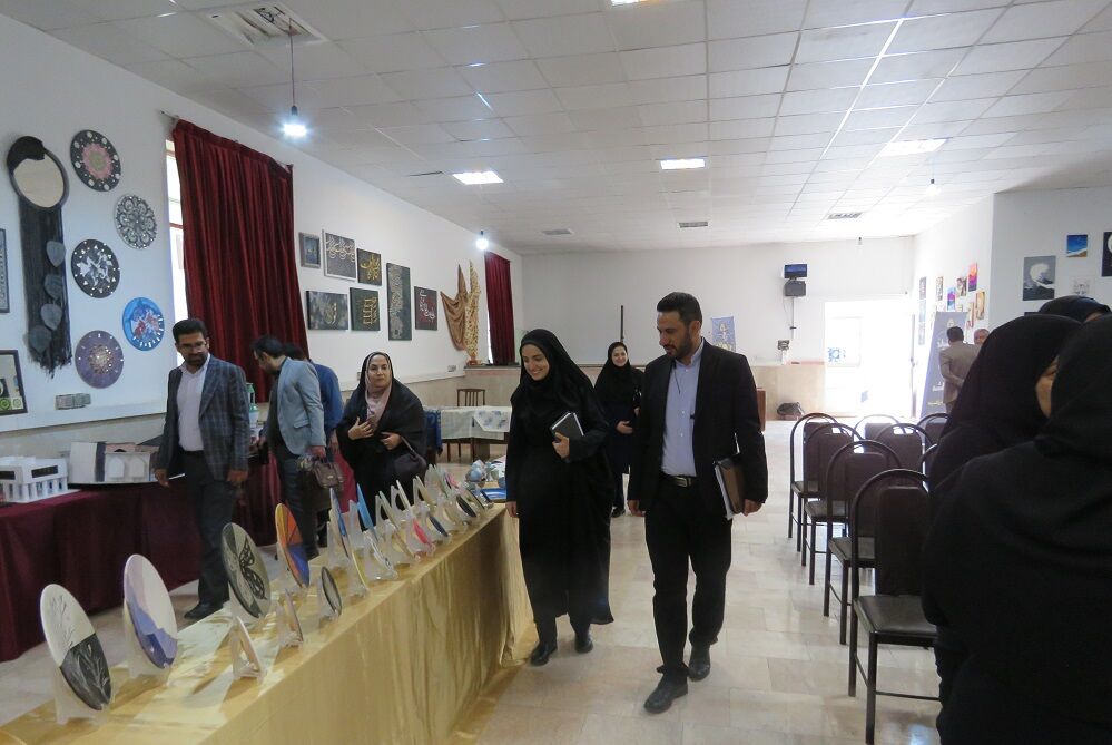 برپایی نمایشگاه آثار هنرجویان هنرستان های منطقه پردیس به مناسبت هفته مشاغل