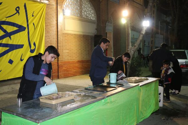 خیابان امام رضا(ع)  مشهد مملو از جمعیت در جشن باشکوه شب نیمه شعبان