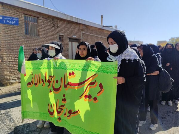 حضور گسترده دانش آموزان سورشجان در راهپیمایی ۱۳ آبان؛ فریاد ایستادگی در برابر استکبار جهانی
