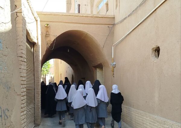 بازدید دانش‌آموزان میبدی از بافت سنتی شهرستان 
