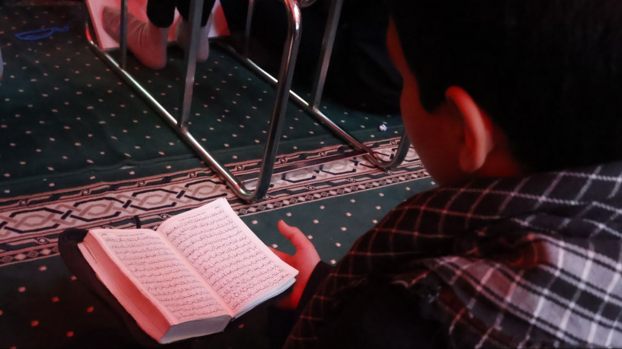 برگزاری مراسم خوانش اعمال ام‌داوود در سومین روز اعتکاف 