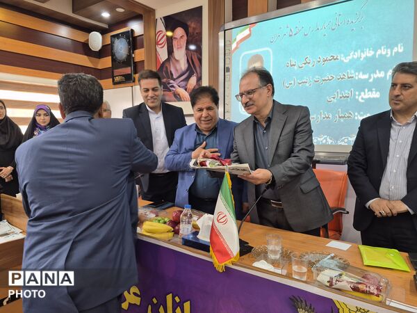 معلمان نمونه در قاب افتخار آموزش و پرورش منطقه ۵