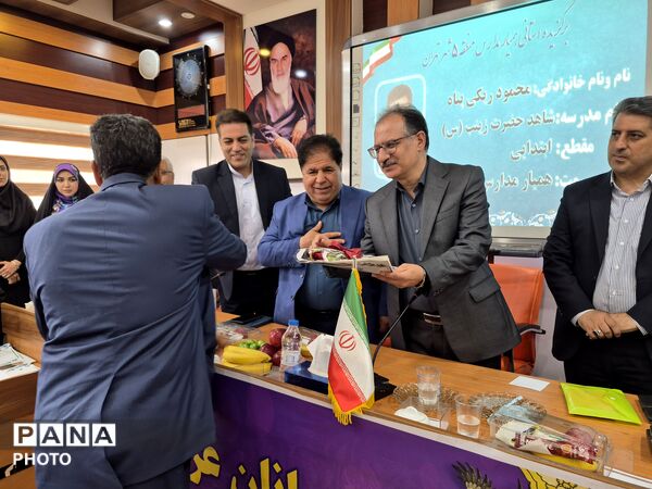 معلمان نمونه در قاب افتخار آموزش و پرورش منطقه ۵