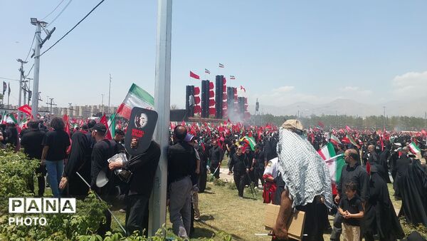 موج جمعیت در خیابان‌های تهران برای بدرقه رهبر شهید
