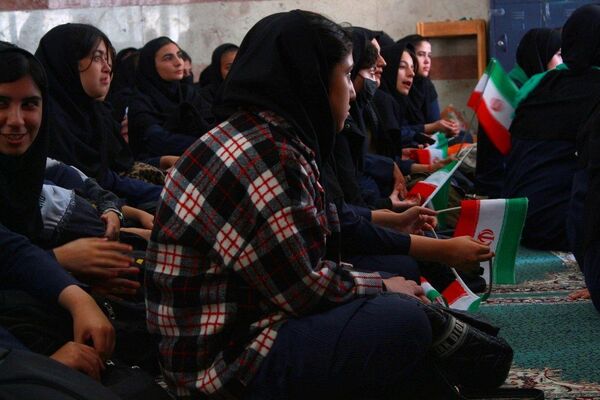 مراسم روز دانش‌آموز و هفته بسیج دانش‌آموزی در مدرسه بنت‌الهدی بهارستان۲