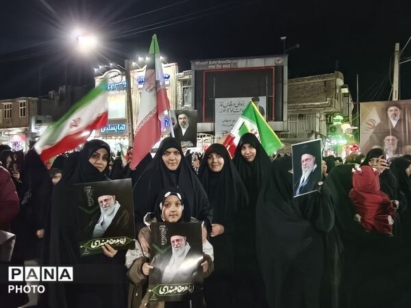 زنان و دختران سرخسی در صف اول دفاع از رهبری و ارزش‌ها