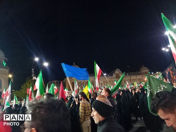 تجمع فرهنگیان و دانش‌آموزان همدان در میدان امام خمینی (ره) به مناسبت هفته معلم