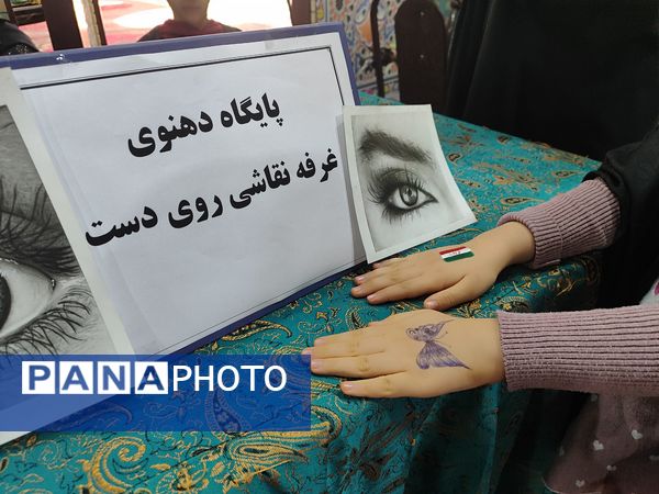 دکلمه‌خوانی دانش‌آموزان در مقابل مادران شهرستان قدس به‌مناسبت روز مادر