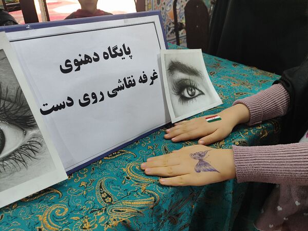 دکلمه‌خوانی دانش‌آموزان در مقابل مادران شهرستان قدس به‌مناسبت روز مادر