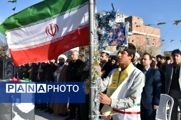 نواخته شدن زنگ انقلاب در مدرسه نمونه دولتی شهید علی آزادی خواه