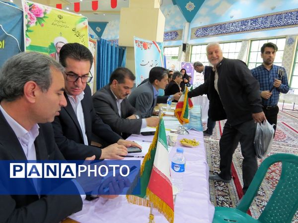 برپایی میز خدمت اداره‌کل آموزش پرورش استان در مصلی بجنورد 