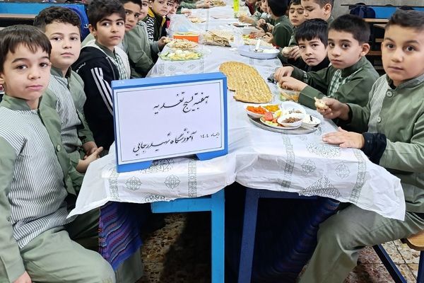 ترویج تغذیه سالم با همکاری سفیران سلامت در مدرسه پسرانه شهید رجایی