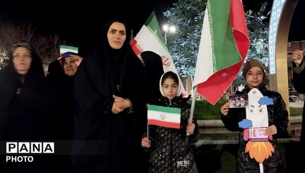 میدان با شما و خیابان ها با ما
