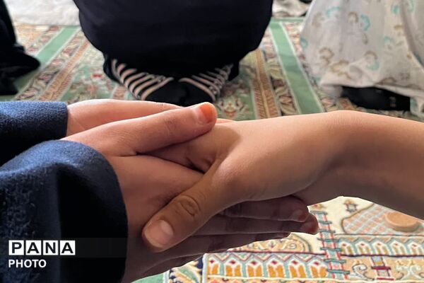 تصویر بندگی دانش‌آموزان در ماه خدا