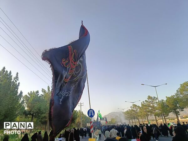 رقص پرچم‌ها در باد عزای کاشمر هم‌صدایی آسمان با زائران