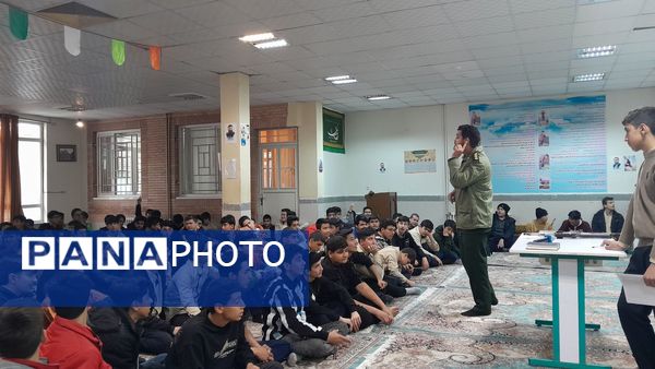 جلسه آمادگی دفاعی ویژه دانش‌آموزان پایه نهم مدرسه ابوریحان بیرونی