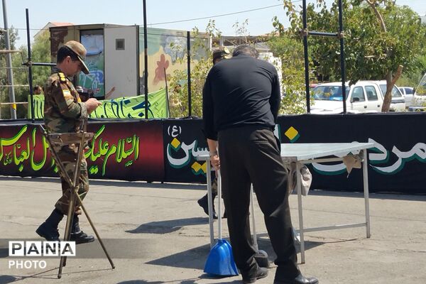 بهارستان دو در مسیر عشق؛ میزبانی فرهنگیان از زائران حسینی در عوارضی پرند