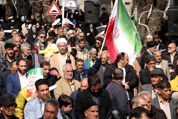 شکوه همبستگی مردم آباده در راهپیمایی ۲۲ بهمن