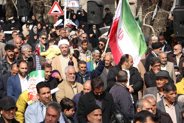 شکوه همبستگی مردم آباده در راهپیمایی ۲۲ بهمن