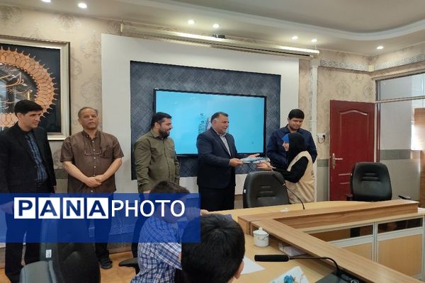 تجلیل از برگزیدگان پویش رأی با خانواده در نیشابور