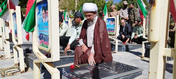 غبارروبی مزار شهدای دفاع مقدس در فریدونشهر
