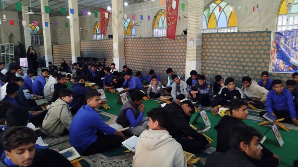 محفل انس قرآن به مناسبت نیمه شعبان و دهه فجر در مسجد جامع حاجی‌آباد 