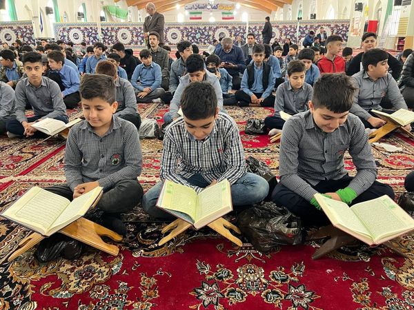 تلاوت آیات نور بخش قرآن در ایام بهار قرآن 