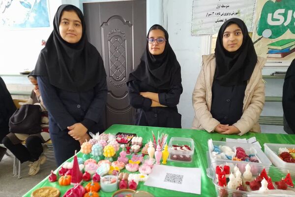 نمایشگاه و بازارچه هنرهای دستی در دبیرستان شاهد فیض شیراز 